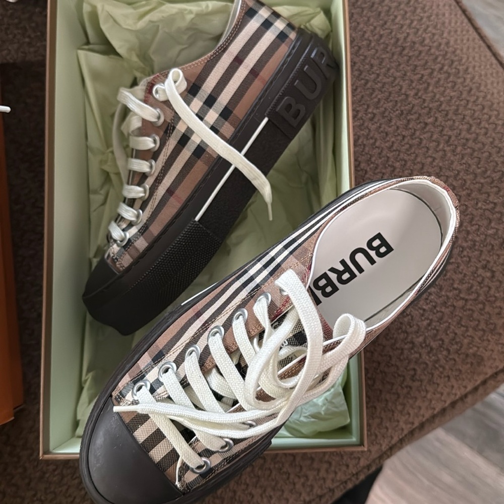 Burberry sneakers (women)